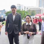 泰国前总理佩通坦夫妇探监！透露他信身体良好且将在监狱担任下水道清洁工领班！